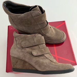 NWT Never used Aerosoles Best Fit wedge suede mid brown ankle booties. Size 7.5